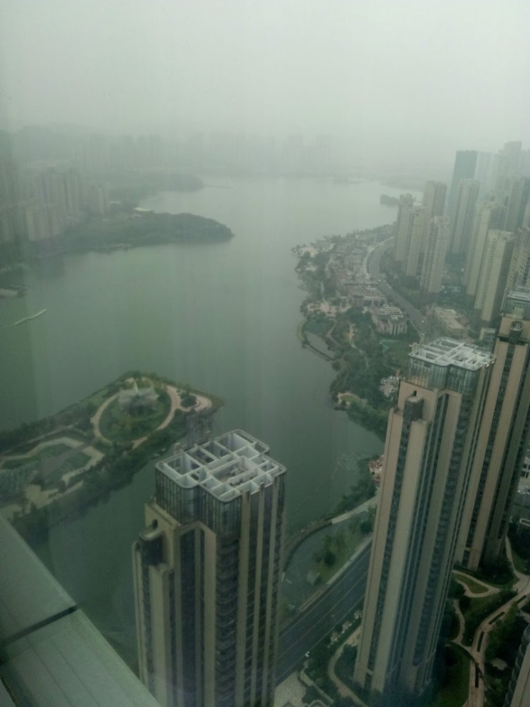 Vista de pájaro de rascacielos de Changsha, China, y el río Xiang, desde una habitación alta de hotel.